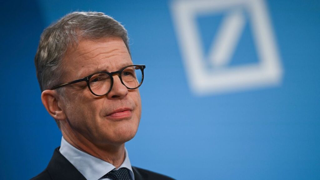 Sewing fordert längere Lebensarbeitszeit für Büroangestellte