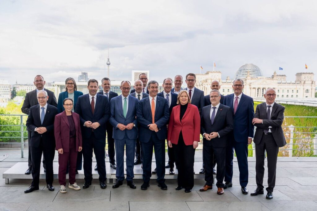 Demokratie Wirtschaft Führungskräfte Studie