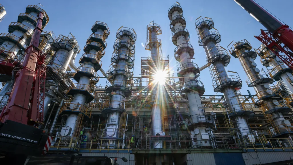 Deutsche Chemieindustrie Produktion sinkt weiter Die deutsche chemisch-pharmazeutische Industrie hat im ersten Halbjahr 2026 erneut einen Rückgang verzeichnet. Nach Angaben des Branchenverbandes VCI sank die Produktion im Vergleich zum Vorjahreszeitraum um drei Prozent. Gleichzeitig ging der Umsatz um ein Prozent auf 106 Milliarden Euro zurück. Auch die Investitionen entwickelten sich weiter negativ und fielen bereits das dritte Jahr in Folge. Angesichts der schwachen Entwicklung hat der Verband seine Prognose für das Gesamtjahr angepasst. Statt einer stabilen Produktion erwartet der VCI nun einen Rückgang von 1,5 Prozent. Zu Beginn des Jahres war der Verband noch von einer unveränderten Entwicklung ausgegangen. Nach Einschätzung des VCI bleibt die Auslastung vieler Produktionsanlagen niedrig. Gleichzeitig entwickeln sich die Exporte nur langsam. Hohe Energie- und Produktionskosten sowie der starke internationale Wettbewerb setzen die Unternehmen weiterhin unter Druck. Dadurch bleiben auch die Gewinne vieler Betriebe begrenzt. VCI-Präsident Markus Steilemann bezeichnete die Entwicklung im ersten Halbjahr als enttäuschend. Zwar habe sich die Nachfrage zuletzt leicht verbessert, diese Entwicklung sei jedoch vor allem auf kurzfristige Sondereffekte zurückzuführen und stelle keine dauerhafte Erholung dar. Nach Angaben des Verbandes hätten viele Unternehmen ihre Lagerbestände aus Sorge vor möglichen Lieferproblemen erhöht. Gleichzeitig habe der internationale Wettbewerbsdruck aus Asien zeitweise nachgelassen. Diese Entwicklung führte zu einer vorübergehenden Entlastung der Branche, wird jedoch nicht als langfristiger Trend angesehen. Besonders kritisch bewertet der VCI den Rückgang der Investitionen. Die Ausgaben für Sachanlagen liegen inzwischen rund 15 Prozent unter dem Niveau des Jahres 2023. Nach Ansicht des Verbandes könnte dies die Wettbewerbsfähigkeit der deutschen Chemieindustrie in den kommenden Jahren weiter schwächen. Der Branchenverband fordert deshalb umfassende wirtschaftspolitische Reformen. Aus Sicht des VCI braucht Deutschland wettbewerbsfähigere Unternehmenssteuern, niedrigere Arbeitskosten, schnellere Genehmigungsverfahren und einen deutlichen Abbau von Bürokratie. Diese Maßnahmen sollen Investitionen erleichtern und den Industriestandort stärken. Viele Unternehmen sehen den Standort Deutschland derzeit jedoch kritisch. Hohe Kosten und wirtschaftliche Unsicherheiten führen nach Angaben des Verbandes dazu, dass Investitionen zunehmend in andere Länder verlagert werden. Eine aktuelle Umfrage unter den Mitgliedsunternehmen zeigt diesen Trend deutlich. Rund 45 Prozent der befragten Unternehmen planen, ihre Investitionen in Deutschland zu reduzieren. Gleichzeitig wollen etwa 40 Prozent ihre Investitionen im Ausland ausweiten. Der Verband warnt, dass diese Entwicklung langfristige Folgen für Produktion, Innovation und Beschäftigung haben könnte. Wenn Unternehmen ihre Investitionen dauerhaft ins Ausland verlagern, könnte die industrielle Stärke Deutschlands weiter unter Druck geraten. Trotz der aktuellen Herausforderungen hofft die Branche auf bessere wirtschaftliche Rahmenbedingungen. Der VCI sieht weiterhin Potenzial für eine Erholung, macht jedoch deutlich, dass dafür politische Reformen und bessere Wettbewerbsbedingungen notwendig sind. Bis dahin rechnet der Verband mit einer anhaltend schwierigen Lage für die deutsche Chemieindustrie im weiteren Verlauf des Jahres 2026.