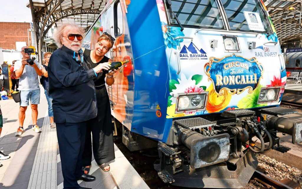 Roncalli Lok Zippo fährt mit Zirkus durch Europa