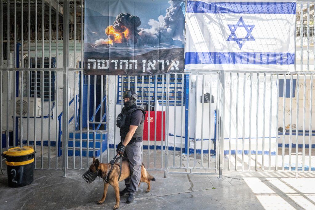 Israel hält zwei Deutsche nach Fotos am Gefängnis fest Israel hält zwei Deutsche nach Fotos am Gefängnis fest