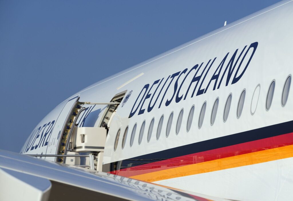 Merz und Steinmeier starten getrennte Asienreisen Merz und Steinmeier starten getrennte Asienreisen